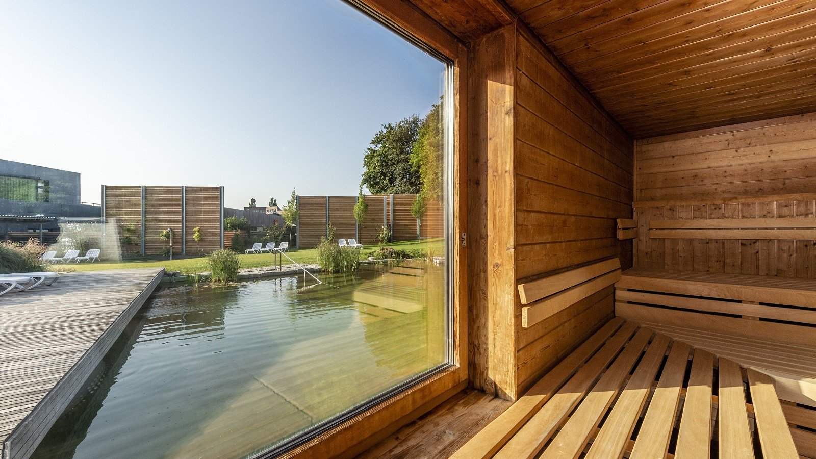 Blick von der Aussen-Sauna auf den Natur-Badeteich im Freizeitzentrum Säntispark in Abtwil