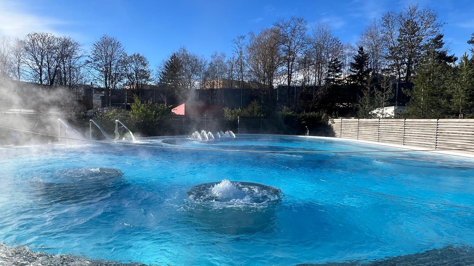 Aussenpool in der Bäderwelt im Freizeitzentrum Säntispark in Abtwil